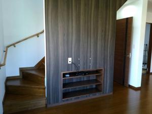 階段の壁面を利用して、壁かけテレビと下部のオーディオスペース
実は、階段の反対側は、玄関ホールの収納としても無駄なく利用しています。