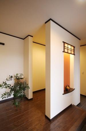 ＊玄関＊間接照明でやさしく照らされたニッチでお客さまをお出迎えします