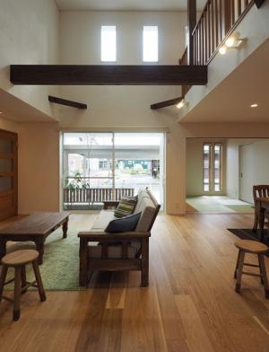 リビングにある大きなテラス戸からお庭を眺められます